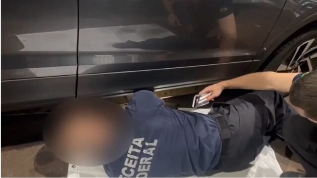 Casal é flagrado com 86 iPhones escondidos no assoalho do carro na BR-277