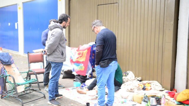 Operação Nossa Casa aborda pessoas em situação de rua e oferece banho, documento e alimentação