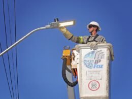 Foz já trocou mais de 21 mil luminárias por LED, metade da meta do programa
