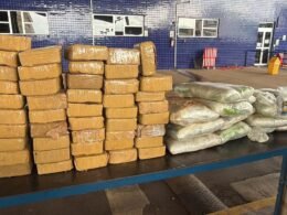 Condutora se recusa a entregar a chave, e Receita acha haxixe e pasta base no fundo falso do carro