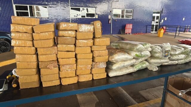 Condutora se recusa a entregar a chave, e Receita acha haxixe e pasta base no fundo falso do carro