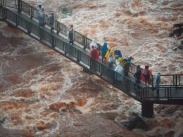 Cataratas do Iguaçu têm vazão quase cinco vezes acima da média, e a passarela segue aberta