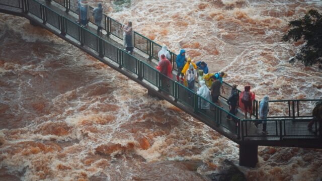 Cataratas do Iguaçu têm vazão quase cinco vezes acima da média, e a passarela segue aberta