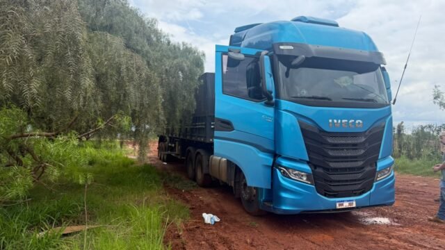 Motorista é preso com R$ 1 milhão em eletrônicos em compartimentos externos de carreta em Foz