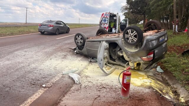 Três crianças com cinto saem ilesas de capotamento na BR-163, em Cascavel