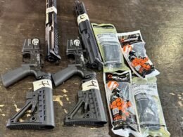 Receita acha partes de arma escondidas entre perfumes em ônibus na Ponte da Amizade
