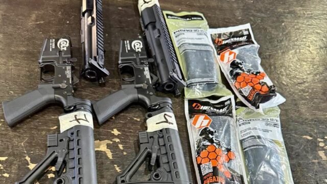 Receita acha partes de arma escondidas entre perfumes em ônibus na Ponte da Amizade