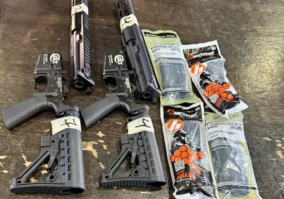 Receita acha partes de arma escondidas entre perfumes em ônibus na Ponte da Amizade