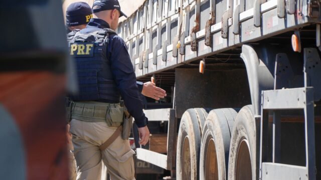 PRF acha irregularidade em mais da metade dos caminhões fiscalizados no Paraná