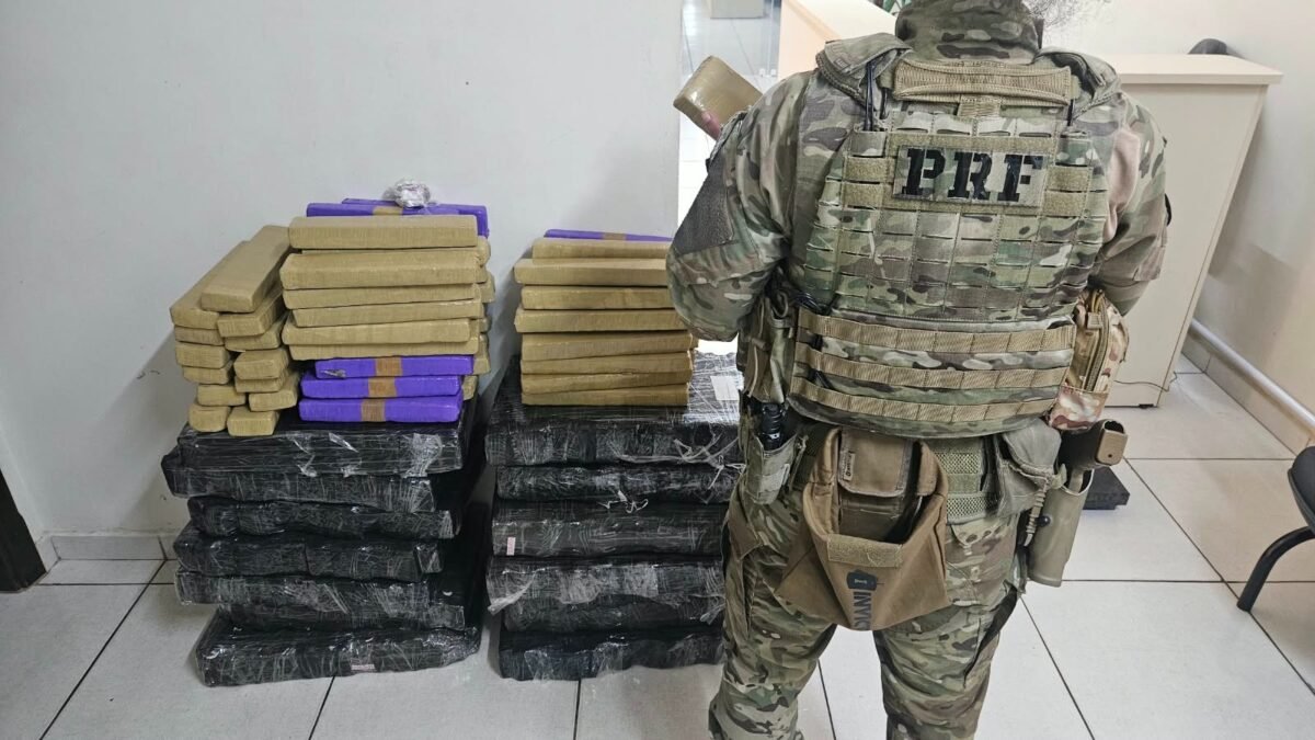 Homem e mulher são presos com 209 quilos de maconha escondidos até sob os pés