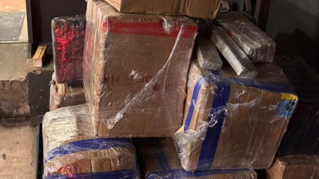 Dois são presos com 824 quilos de maconha em caminhão de sacolas plásticas