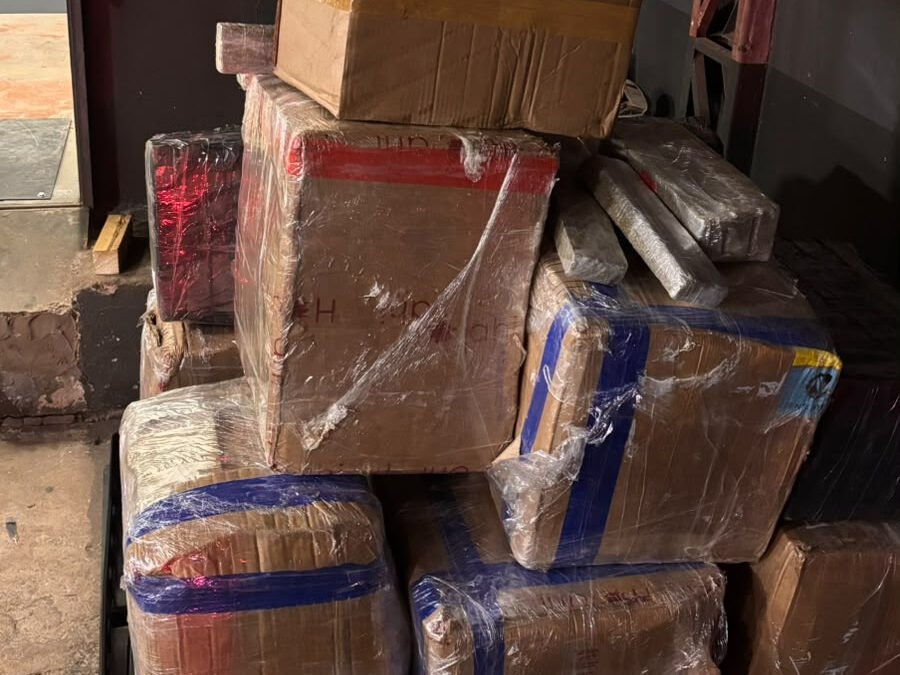 Dois são presos com 824 quilos de maconha em caminhão de sacolas plásticas