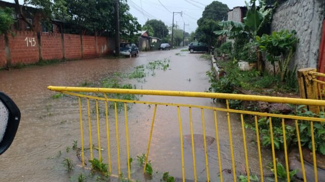 Chuva deixa 16 pessoas em casas de passagem e 12 desalojadas em Foz do Iguaçu