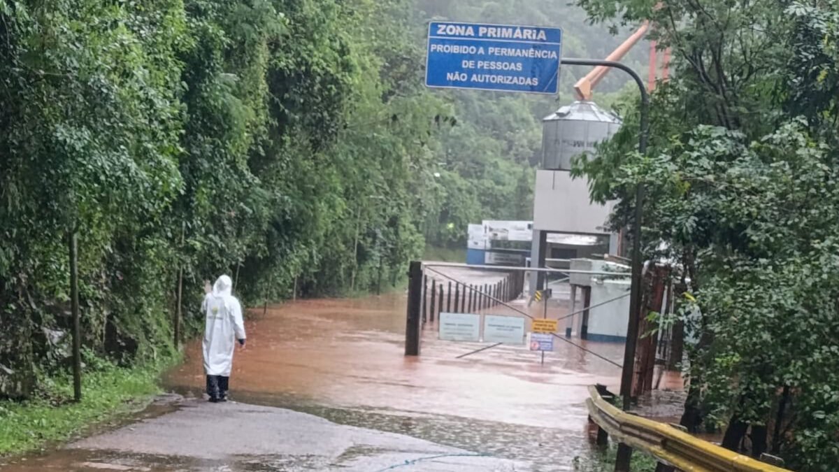 Rios sobem rápido e moradores de áreas ribeirinhas de Foz são orientados a sair
