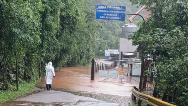 Rios sobem rápido e moradores de áreas ribeirinhas de Foz são orientados a sair