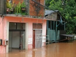 Rio Paraná cai mais de um metro, mas previsão de chuva mantém famílias fora de casa