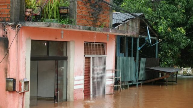 Rio Paraná cai mais de um metro, mas previsão de chuva mantém famílias fora de casa
