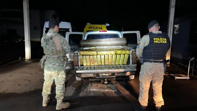 Após perseguição, motorista abandona carro com 990 quilos de maconha e foge a pé