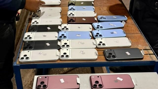 Receita desmonta painel de carro e encontra 126 celulares em São Miguel do Iguaçu