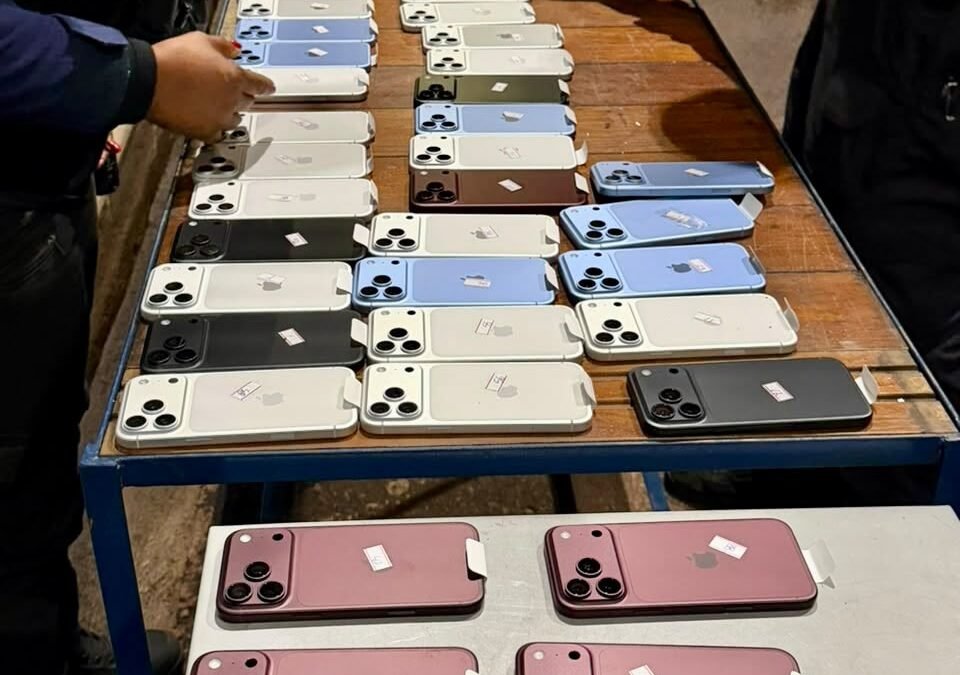 Receita desmonta painel de carro e encontra 126 celulares em São Miguel do Iguaçu