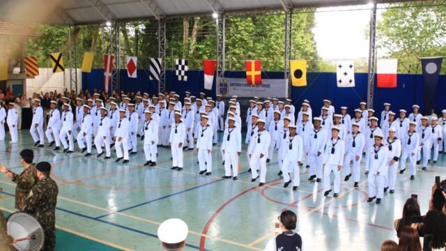 85 jovens juram à Bandeira e concluem o serviço militar na Marinha em Foz