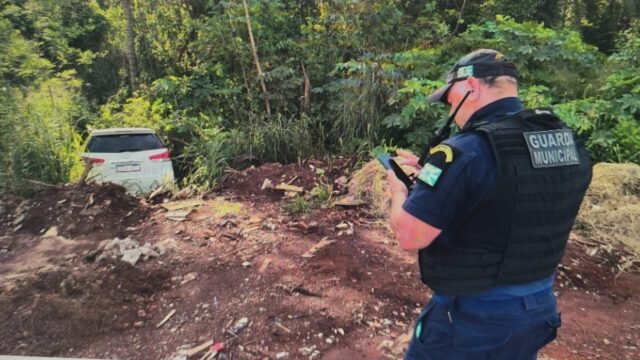 Toyota com placas do Paraguai roubado perto da Rodoviária é achado no Alto da Boa Vista