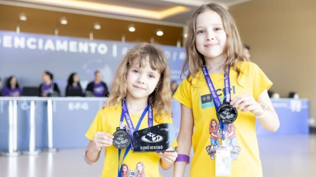 Irmãs de 9 e 7 anos vencem competição de robôs no Latinoware, em Foz do Iguaçu