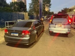 Fiscalização apreende vinho argentino em dois carros e eletrônicos em um estacionamento